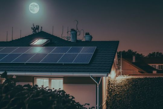 Casa con panel solar en el tejado